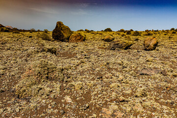 Paisajes del volcán Caldera colorada entre bombas volcánicas de Lanzarote