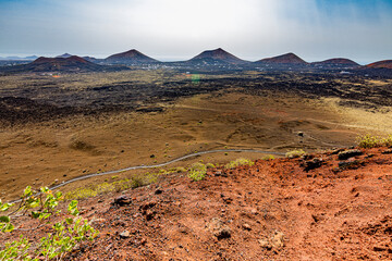 Paisajes del volcán Caldera colorada entre bombas volcánicas de Lanzarote