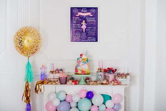 Kleines Mädchen-Geburtstags-Party; Desserttisch mit Einhorn Kuchen, Cake-Pops, Zuckergebäck und Geburtstag Dekoratio