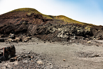 Paisajes del volcán Caldera colorada entre bombas volcánicas de Lanzarote