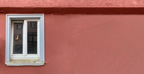 Fenster, weißer Stuck- Rahmen in roter Hausfassade, Panorama