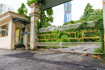 Obraz premium Checkpoint with metal gate to the green park