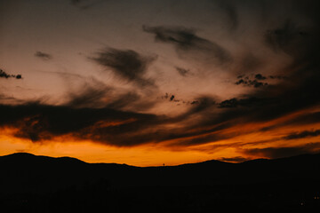 Atardecer en la montaña con silueta de arboles