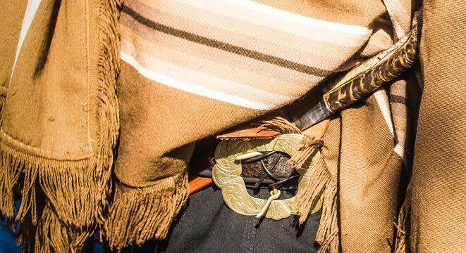 Fac&oacute;n en cintura, tradici&oacute;n de gauchos argentinos.