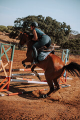 Caballo español en una hipica en andalucia con su Jinete Amazona montandolo con sus riendas y...