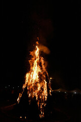 madera ardiendo en Fiesta en el bosque Rumania, quemando madera