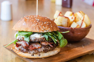 hamburguesa con papas fritas y verduras 