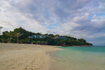 Obraz premium White sand beach tropical sea beach mountain view