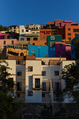 Casas de muchos colores en una colina de Guanajuato