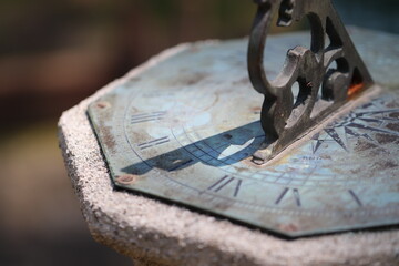 日差しの下の日時計。右上に指針
Sundial under the sun. A pointer on the upper right.