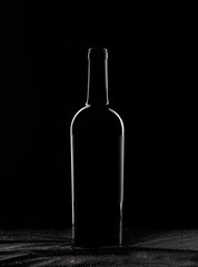 Bottiglia di vino rosso su sfondo nero con gocce d'acqua