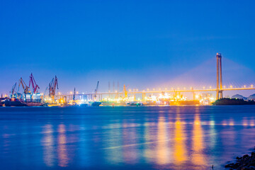 At night, the Huangpu Bridge in Guangzhou and the nearby shipyard are in sight