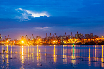 Fototapeta na wymiar At night, the Huangpu Bridge in Guangzhou and the nearby shipyard are in sight