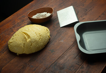 Ingredientes panaderia masa fermentación reposo harina leche levadura azucar moldes charola pan de muerto mexicano tradicional festividades octubre día de muertos mesa de madera