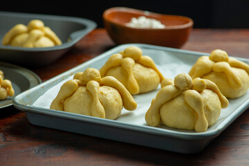 Ingredientes panaderia masa fermentación reposo harina panadero levadura azucar charola pan de muerto mexicano tradicional festividades octubre día de muertos mesa de madera close-up