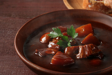 赤茶色の背景のビーフシチュー