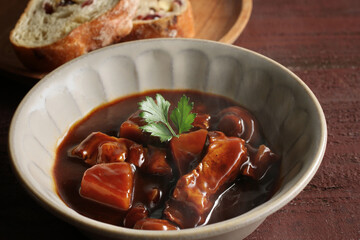 赤茶色の背景のビーフシチュー