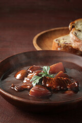 赤茶色の背景のビーフシチュー