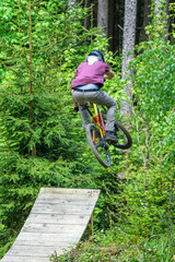 Dirt Jump auf dem Mountainbike