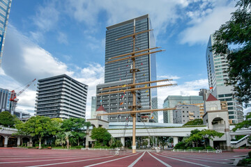 Obraz premium 竹芝ふ頭公園と東京ポートシティ竹芝レジデンスタワーとゆりかもめ