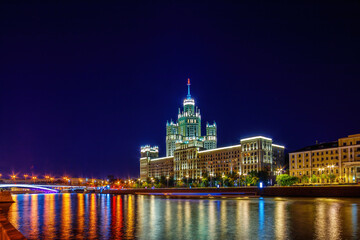 Obraz premium Stalin Skyscraper on Kotelnicheskaya Embankment of the Moscow River. Night shot of Moscow river reflection.