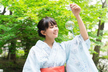 風鈴と浴衣の女性