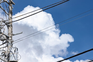 綺麗な青空と雲と電線