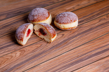 Frische Donuts mit Himbeermarmelade auf einem Tisch