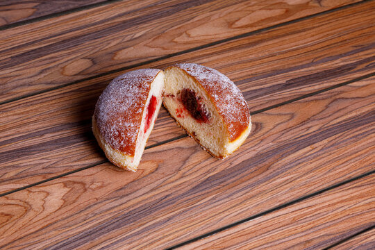 Frischer Berliner mit Himbeermarmelade