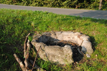 Grillplatz aus stein auf wiese