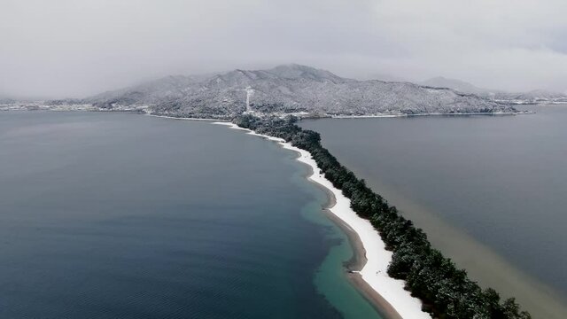 日本三景天橋立に雪が積もって浜が白く化粧した様子