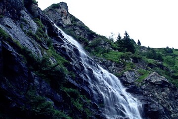 Cascada del río Capra junto a la famosa carretera de Transfagarasan en Rumanía.