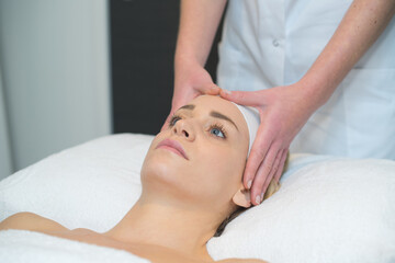 Fototapeta na wymiar woman having professional head massage