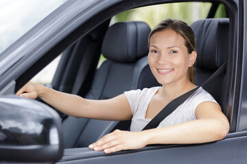 Obraz na płótnie Canvas beautiful young happy woman in car