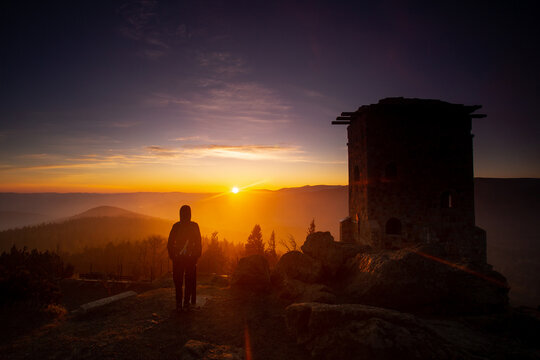 Fototapeta Turysta podziwia wschód słońca w Górach Izerskich