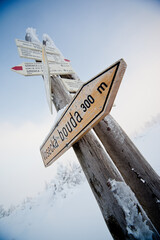 Drogowskaz w górach do schroniska © Maciej Chyra