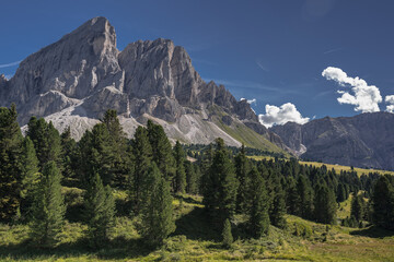 Fototapeta premium Peitlerkofel/Sass de Putia mountain with its two summits, Putia Grande and Putia Piccolo, as seen from Passo Delle Erbe (Erbe pass), Dolomites, South Tyrol, Italy.