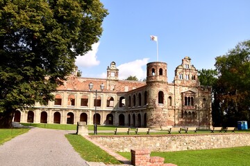Pałac w Tworkowie, ruiny pierwotnie zamku a następnie pałacu w Tworkowie na Śląsku przy granicy z Czechami, - obrazy, fototapety, plakaty