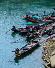 Obraz premium Many boats moored at the dock for tourists to see the natural beauty.