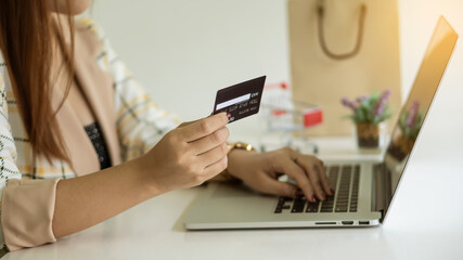 Online holiday shopping ideas with pay credit card David via laptop. - obrazy, fototapety, plakaty