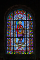Vitrail représentant un saint dans l’église de saint-Julien Chapteuil (Haute-Loire)