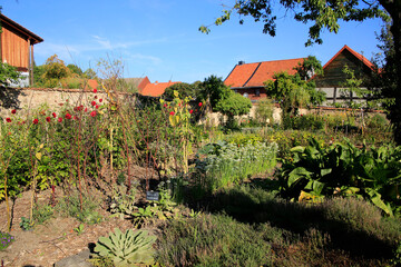 Der Klostergarten und das Kloster Drübeck. Klostergarten, Sachsen-Anhalt, Deutschland, Europa
