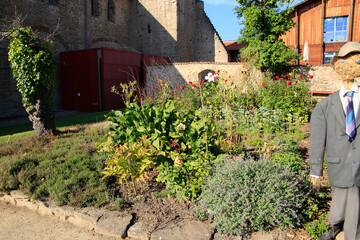Der Klostergarten und das Kloster Drübeck. Klostergarten, Sachsen-Anhalt, Deutschland, Europa
