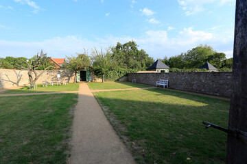 Der Klostergarten und das Kloster Drübeck. Klostergarten, Sachsen-Anhalt, Deutschland, Europa
