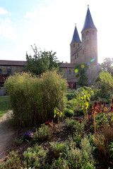 Der Klostergarten und das Kloster Drübeck. Klostergarten, Sachsen-Anhalt, Deutschland, Europa
