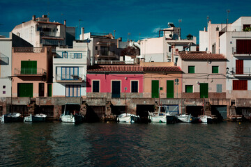 Fototapeta na wymiar Casas en frente del mar con botes