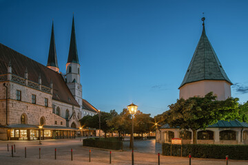 Obraz premium Gnadenkapelle und Stiftspfarrkirche in Altötting, Bayern in der Dämmerung