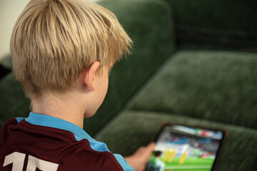 Kleiner Junge spielt und schaut auf dem Tablet - Medienzeit