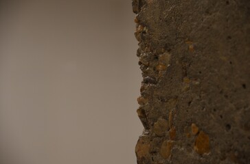 Columna de hormigón con fondo gris claro