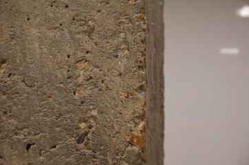 Columna de hormigón con fondo gris claro